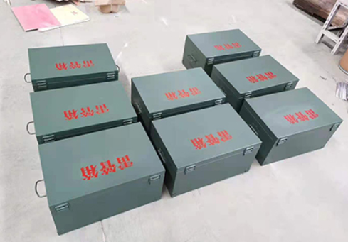 清水炸药箱和雷管箱一般是怎么存放的？